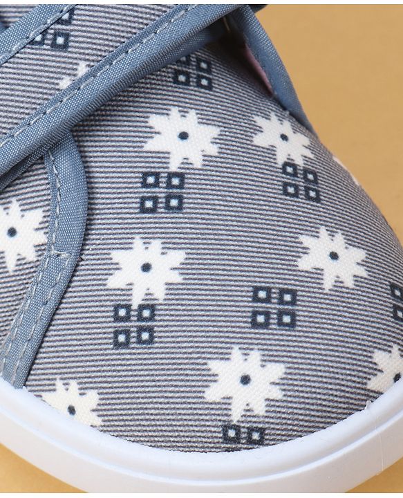 Cute Walk by Babyhug Velcro Closure Casual Shoes with Floral Pint - Blue