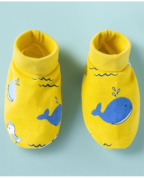 Babyhug 100% Cotton Knit Cap Mittens & Booties with Whale Print Multicolor - Diameter 10 cm