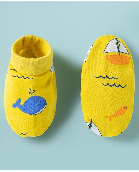 Babyhug 100% Cotton Knit Cap Mittens & Booties with Whale Print Multicolor - Diameter 10 cm