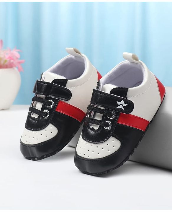 Cute Walk by Babyhug Velcro Closure Solid Booties - Black