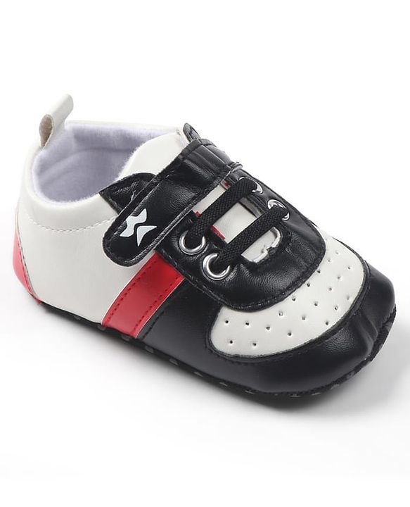 Cute Walk by Babyhug Velcro Closure Solid Booties - Black
