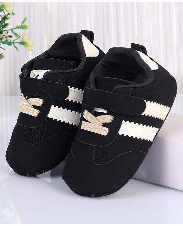 Cute Walk by Babyhug Velcro Closure Solid Booties - Black