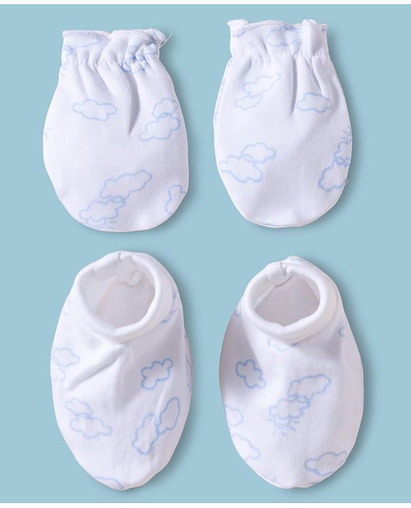 Babyhug 100% Cotton Interlock Knit Mittens & Booties With Cloud Print - Multicolor