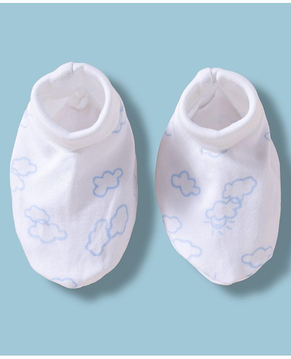 Babyhug 100% Cotton Interlock Knit Mittens & Booties With Cloud Print - Multicolor