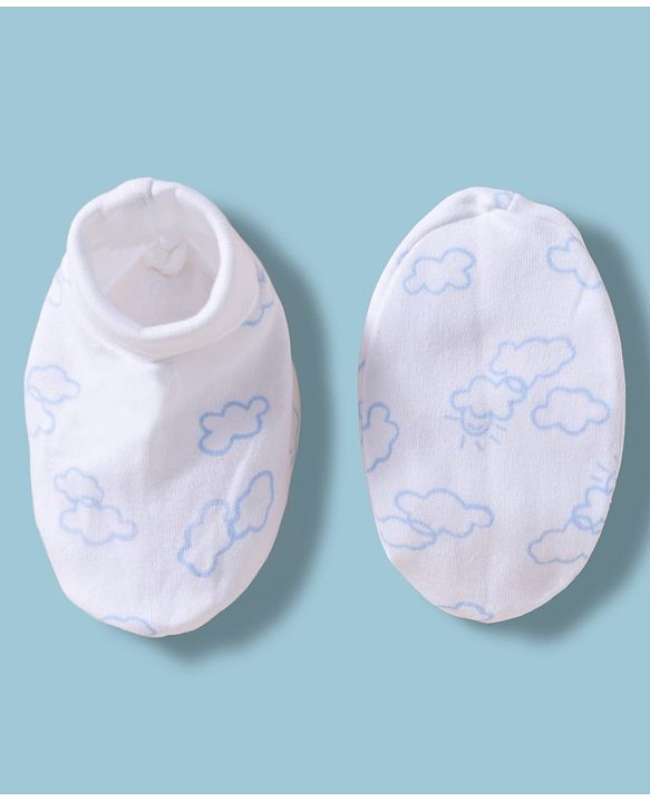 Babyhug 100% Cotton Interlock Knit Mittens & Booties With Cloud Print - Multicolor