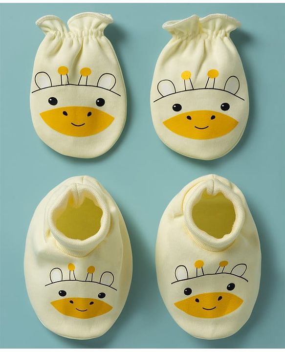 Babyhug 100% Cotton Knit Giraffe Printed Mittens & Booties Set - Yellow
