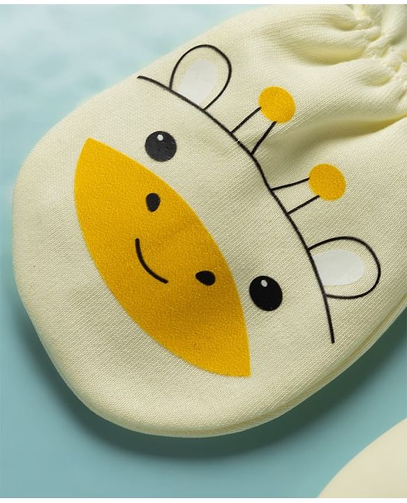 Babyhug 100% Cotton Knit Giraffe Printed Mittens & Booties Set - Yellow