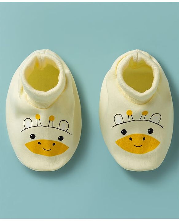 Babyhug 100% Cotton Knit Giraffe Printed Mittens & Booties Set - Yellow