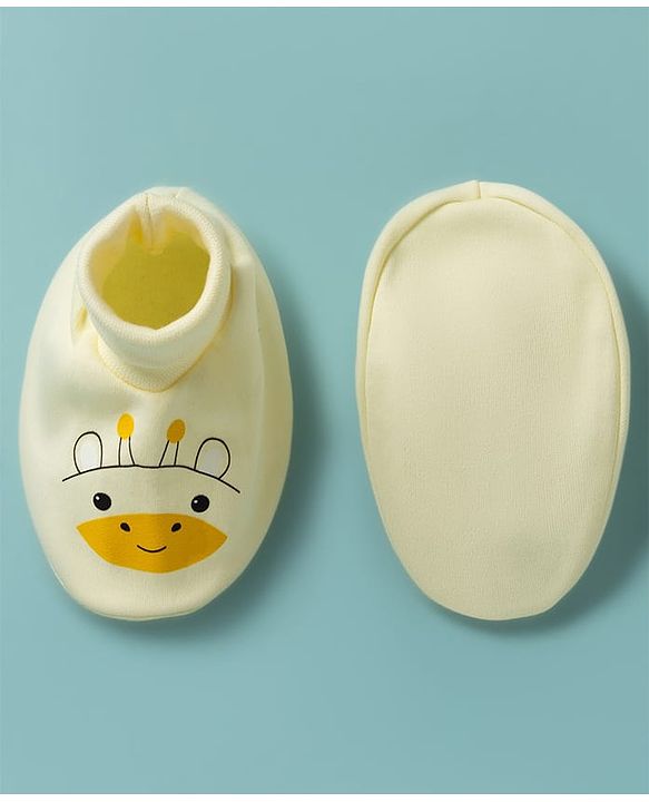 Babyhug 100% Cotton Knit Giraffe Printed Mittens & Booties Set - Yellow