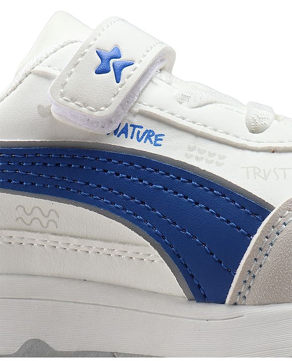 Cute Walk by Babyhug Velcro Closure Hearts Printed Sneaker Shoes - White