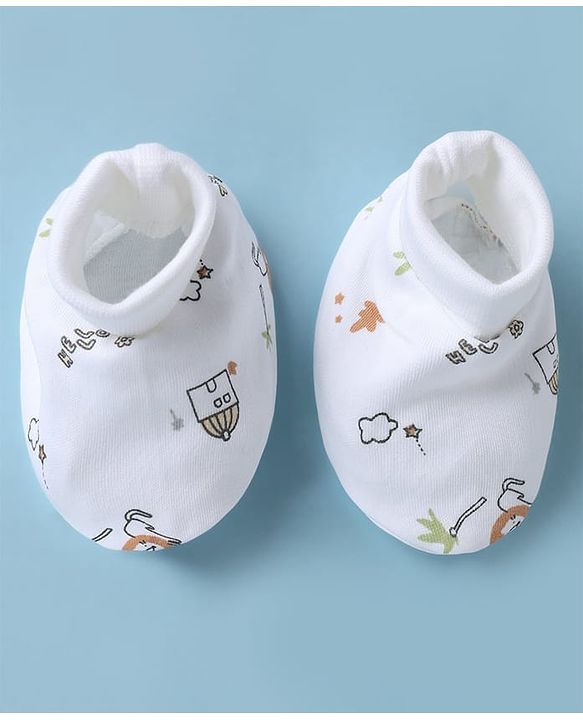 Babyhug 100% Cotton Interlock Knit Cap, Mitten & Booties with Lion Home Star Print White - Diameter 14 cm