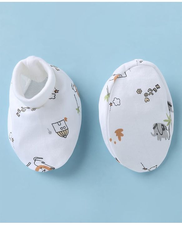 Babyhug 100% Cotton Interlock Knit Cap, Mitten & Booties with Lion Home Star Print White - Diameter 14 cm