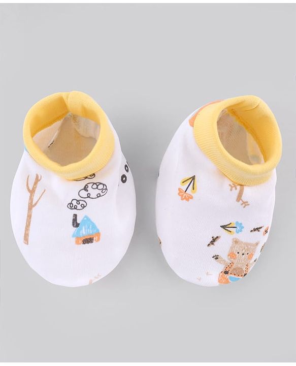 Babyhug 100% Cotton Interlock Knit Cap , Mittens & Booties with Bear Print White - Diameter 13 cm