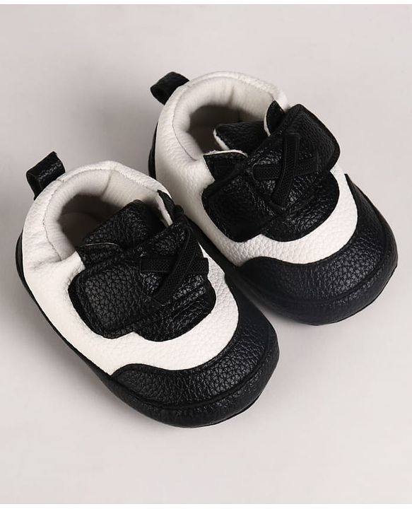 Cute Walk by Babyhug Velcro Closure Solid Booties - Grey