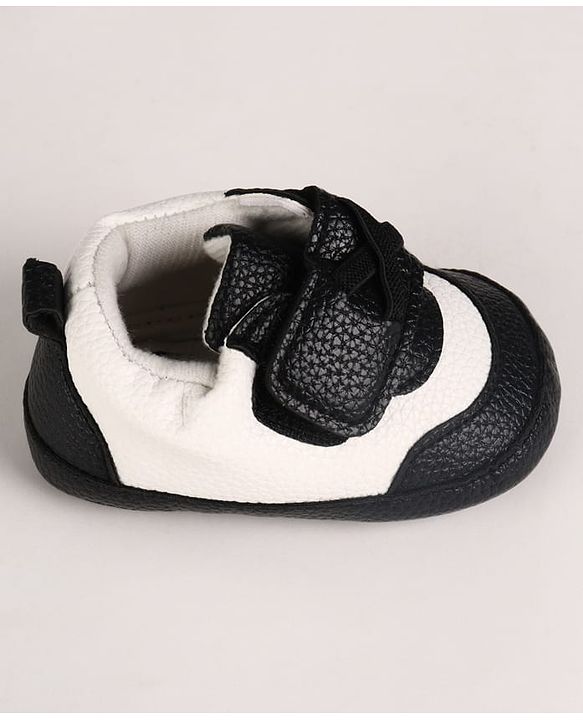 Cute Walk by Babyhug Velcro Closure Solid Booties - Grey