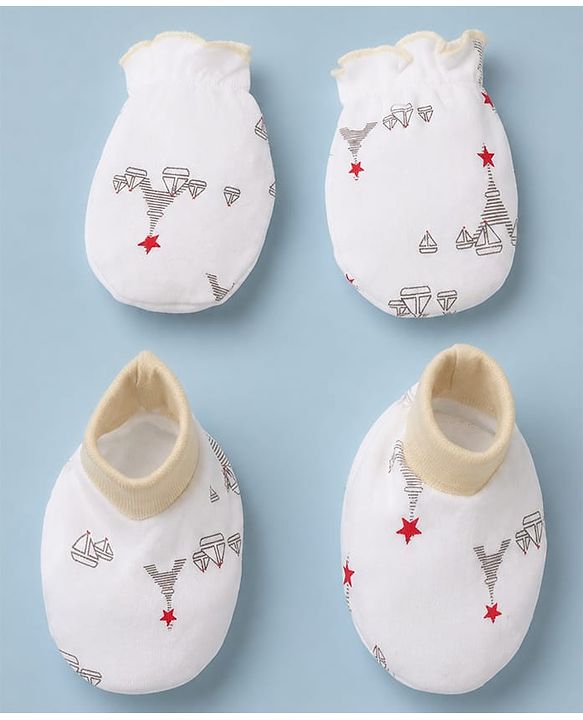 Babyhug 100% Cotton Interlock Knit Mittens & Booties With Paris Print - White