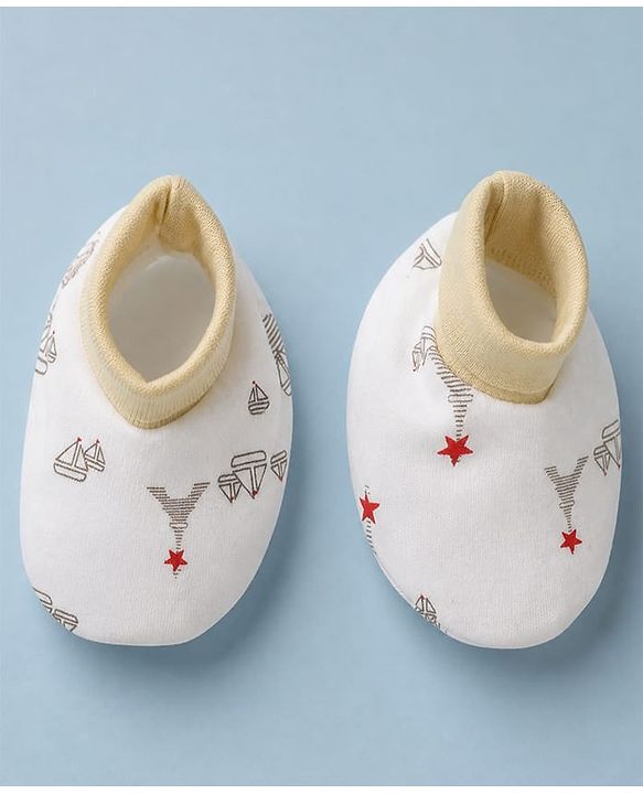 Babyhug 100% Cotton Interlock Knit Mittens & Booties With Paris Print - White