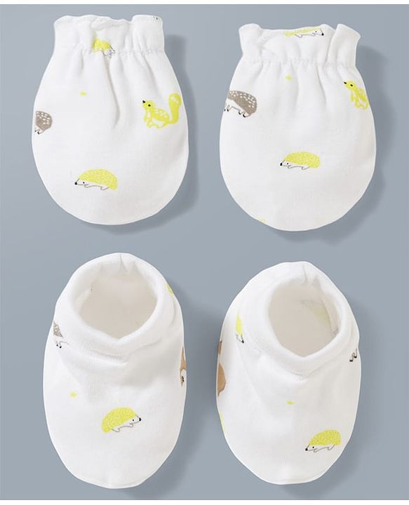 Babyhug 100% Cotton Interlock Knit Mittens & Booties With Squirrel Print - White