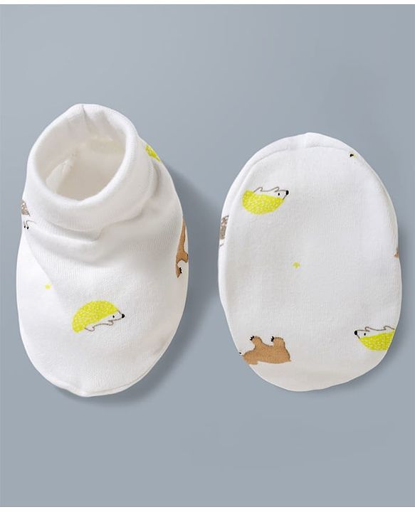 Babyhug 100% Cotton Interlock Knit Mittens & Booties With Squirrel Print - White