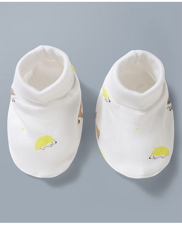 Babyhug 100% Cotton Interlock Knit Mittens & Booties With Squirrel Print - White