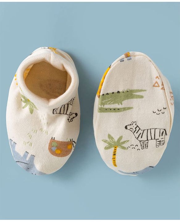 Babyhug 100% Cotton Interlock Knit Cap Mittens & Booties With Jungle Theme Print White - Diameter 11.5 cm