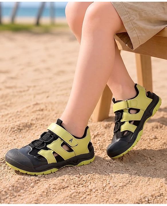Pine Kids Velcro Closure Solid Sandals With Logo Print - Green