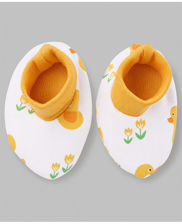 Babyhug 100% Cotton Interlock Knit Cap Mittens & Booties Set With Duck Print White - Diameter 14.5 cm