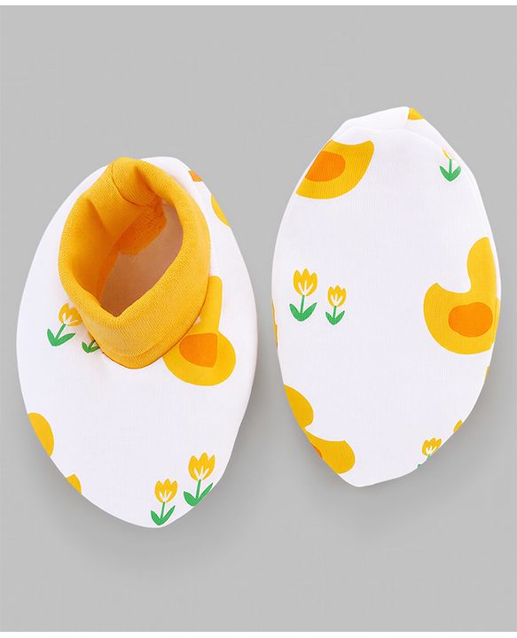 Babyhug 100% Cotton Interlock Knit Cap Mittens & Booties Set With Duck Print White - Diameter 14.5 cm