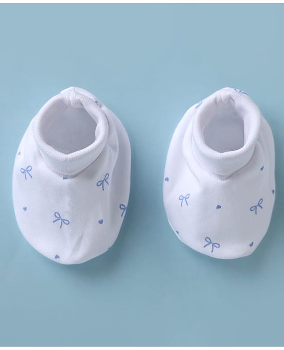 Babyhug 100% Cotton Interlock Knit Cap Mittens & Booties With Bow & Heart Print White - Diameter 16.5 cm