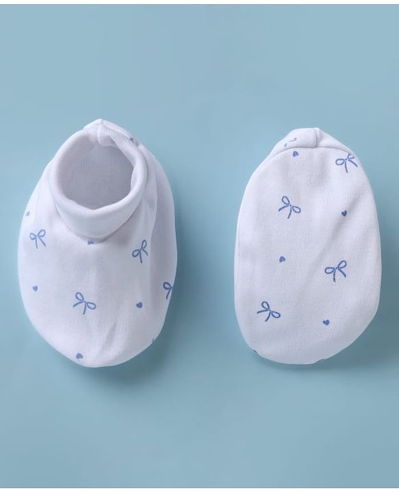 Babyhug 100% Cotton Interlock Knit Cap Mittens & Booties With Bow & Heart Print White - Diameter 16.5 cm