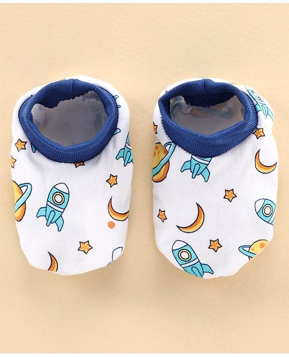 Babyhug 100% Cotton Cap & Mitten With Booties Set Space Print - Diameter 11 cm