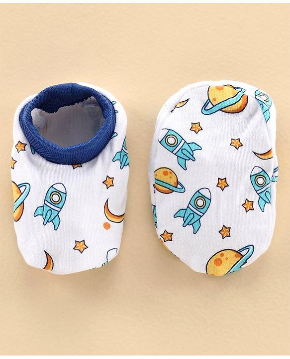 Babyhug 100% Cotton Cap & Mitten With Booties Set Space Print - Diameter 11 cm