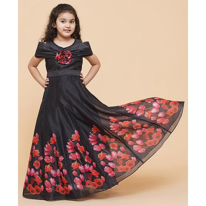 Details 83+ bhama in gown latest