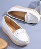 Shoetopia Colour Blocked Abstract Applique Detailed Loafers - White