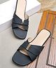 NZS Solid Crossed Strap Detailed Sandals - Black