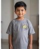 Rikidoos Embosis Hosiery Woven Half Drop Shoulder Sleeves Oversized T-Shirt With Award Ribbon Print - Light Grey