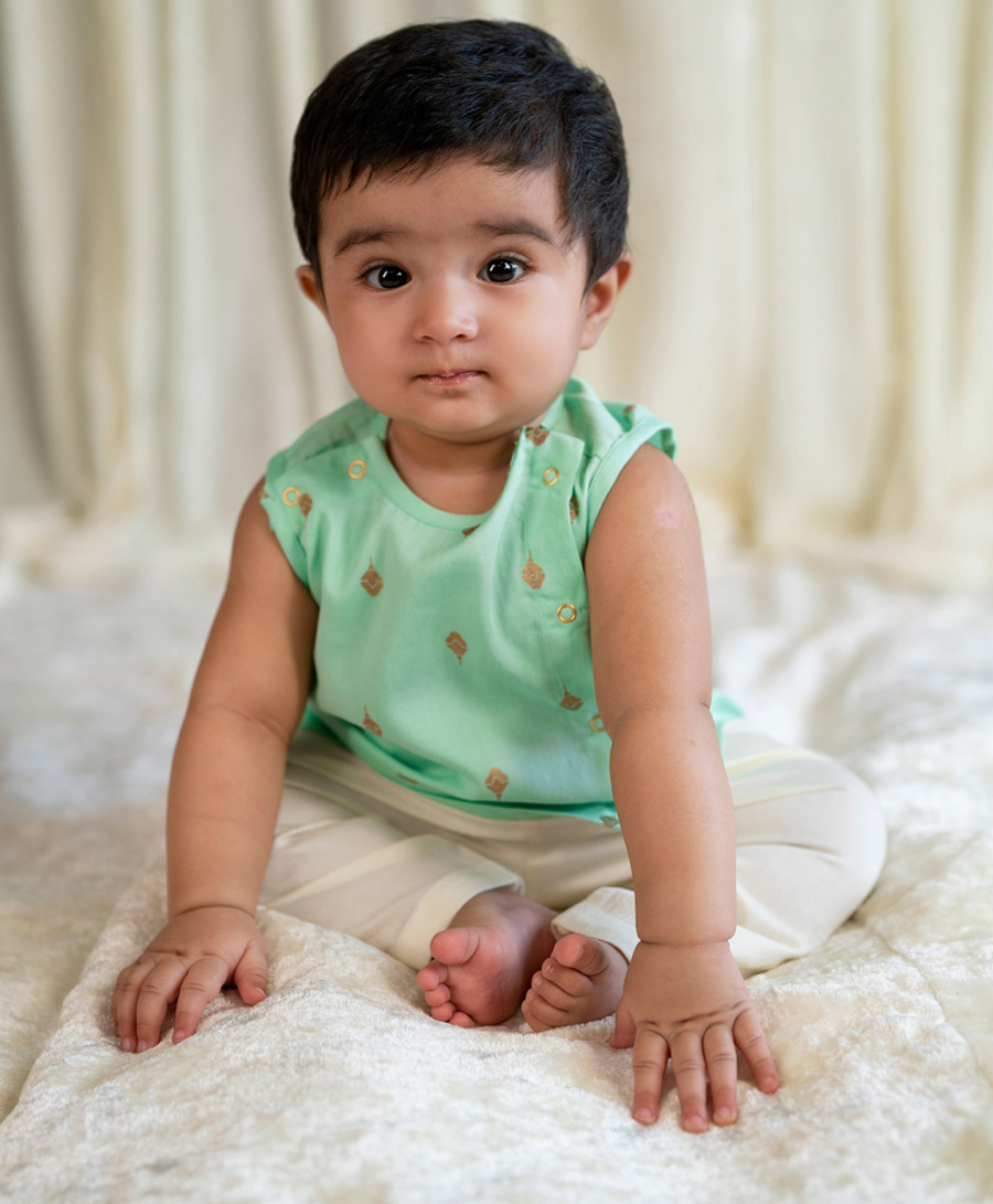 Tiber Taber Sleeveless Gold Buta Print Jhabla With 2 Pyjamas - Green-image-32