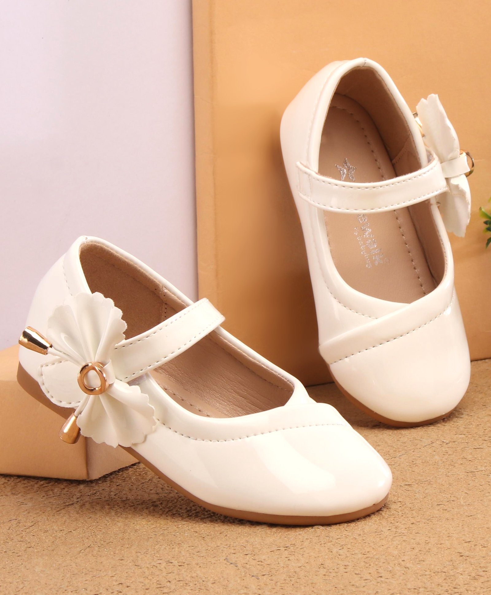 Cute Walk by Babyhug Velcro Closure Bellies with Bow Applique - White-image-1