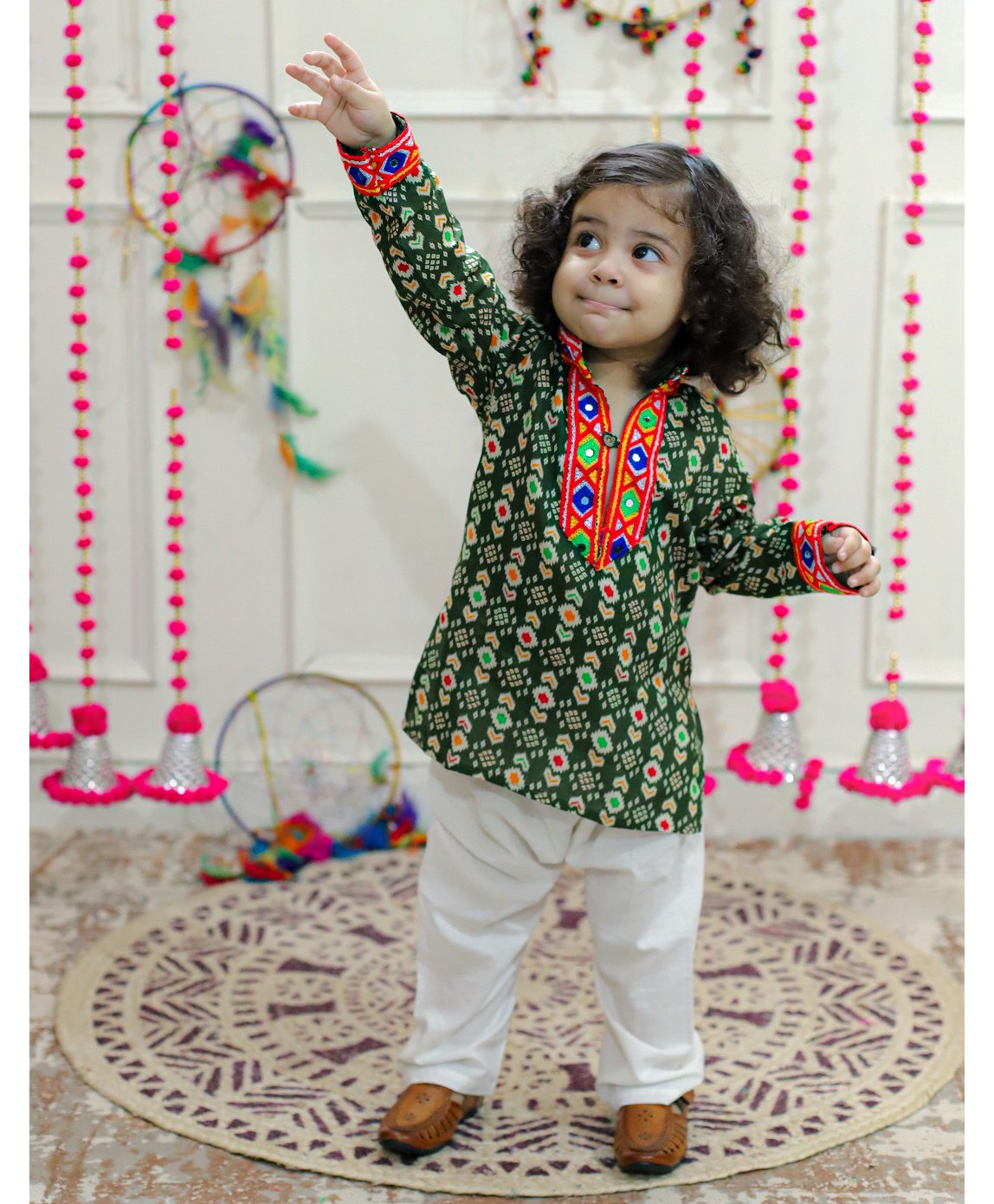 BownBee Full Sleeves Banjara Panel Embroidered & Ikat Style Motif Designed Kurta With Pyjama - Green-picture-18