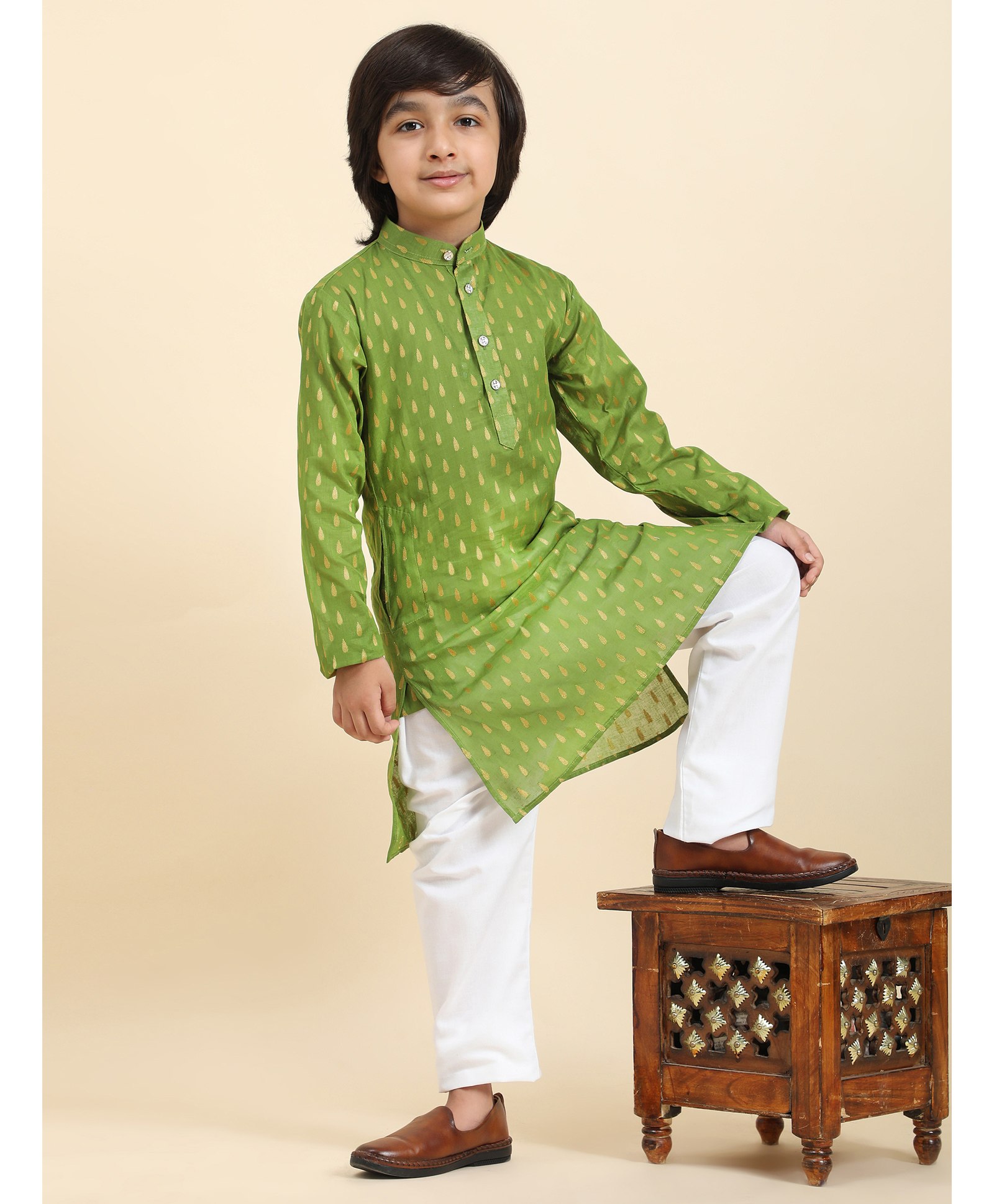 P-MARK Full Sleeves Ethnic Motif Foil Designed Kurta Pyjama Set - Green-image-17