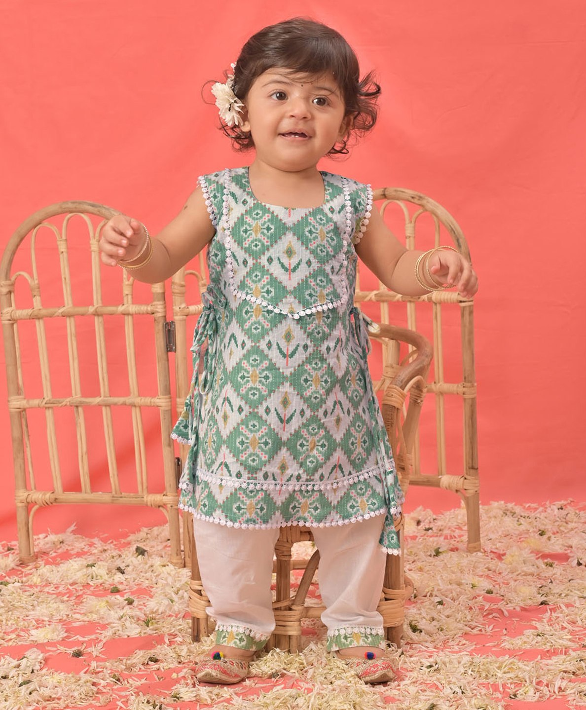 Vastramay Cap Sleeves Ikat Printed Kurta With Pyjama - Green-picture-26