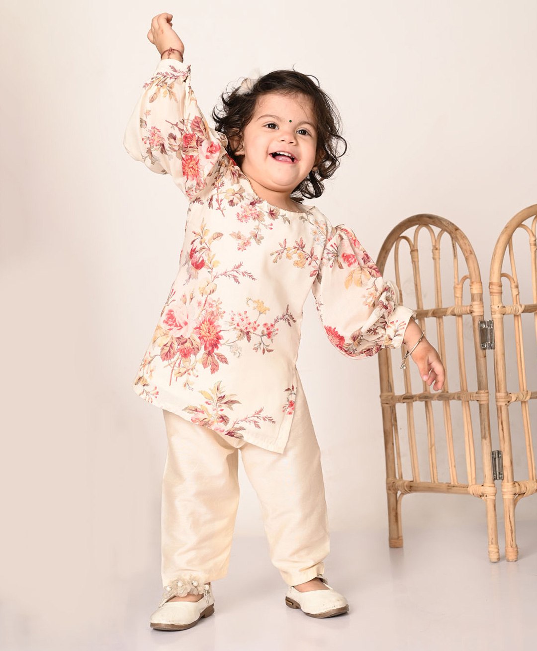 Vastramay Full Sleeves Floral Printed Kurta And Pant Set - Cream-image-7