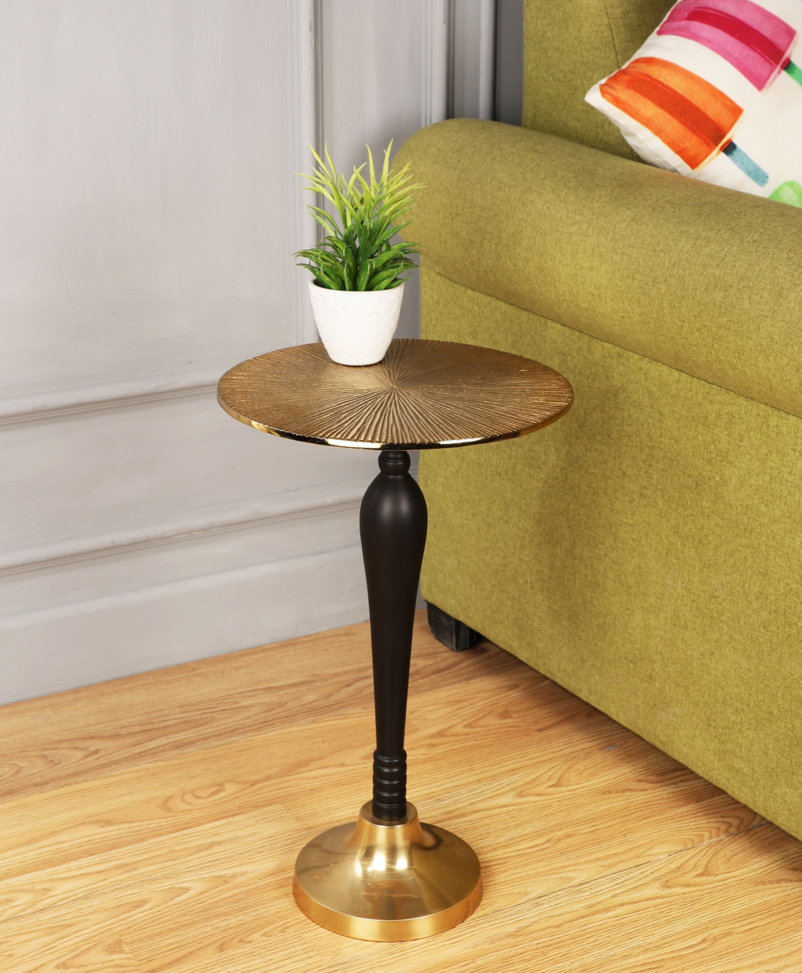 De Maison Decor The Carla Side Table in Classical design in Raw Black Finish-image-21