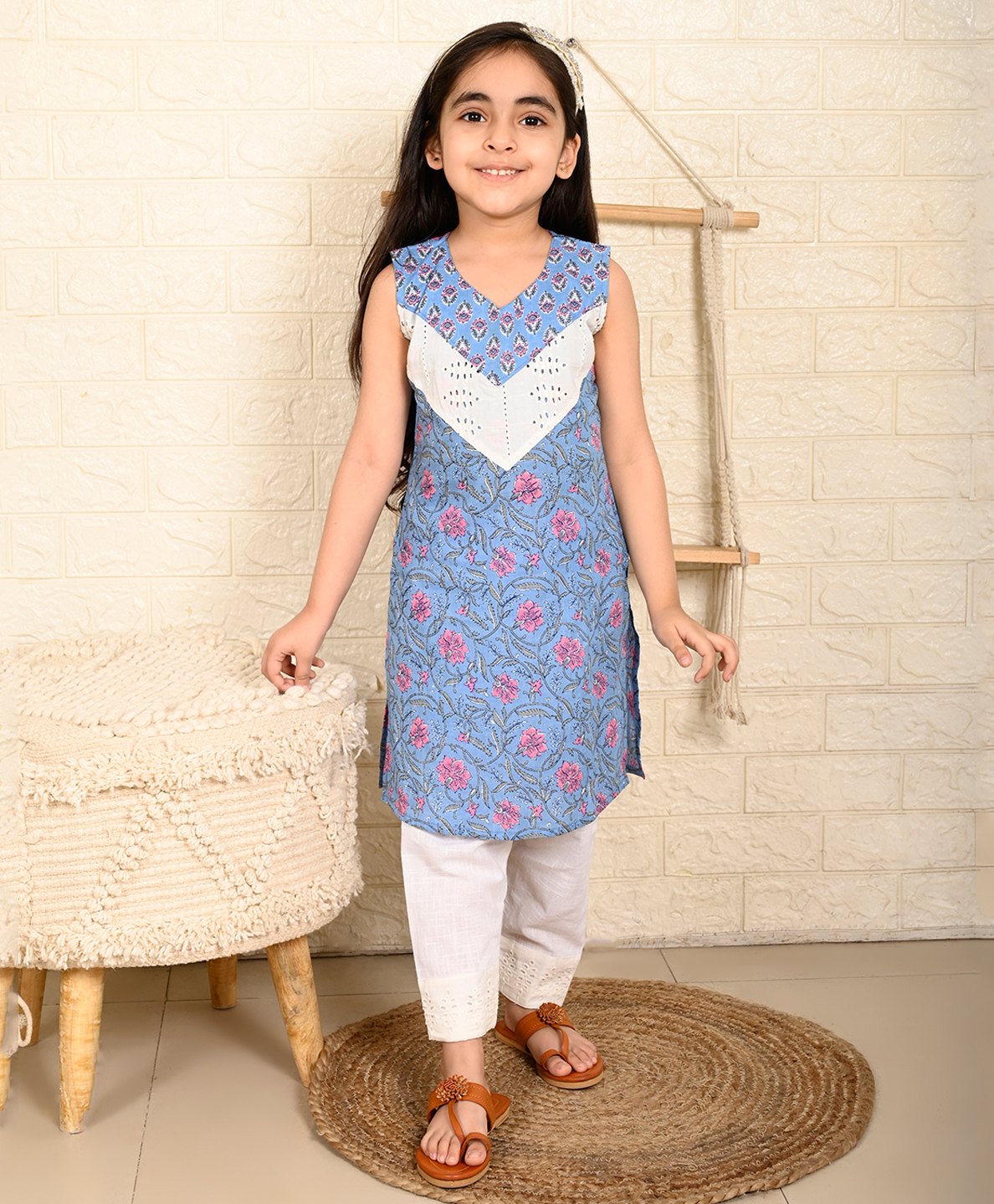 Kinder Kids Sleeveless Floral Printed & Schiffli Embroidered Kurta With Pant - Blue & White-image-13