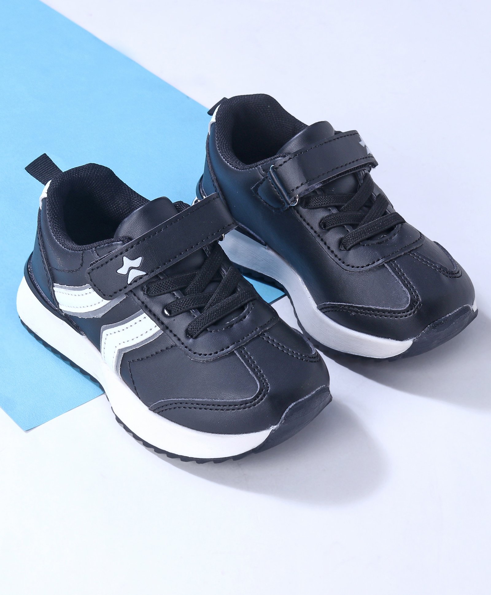 Cute Walk by Babyhug Sneaker  with Velcro Closure - Black & White