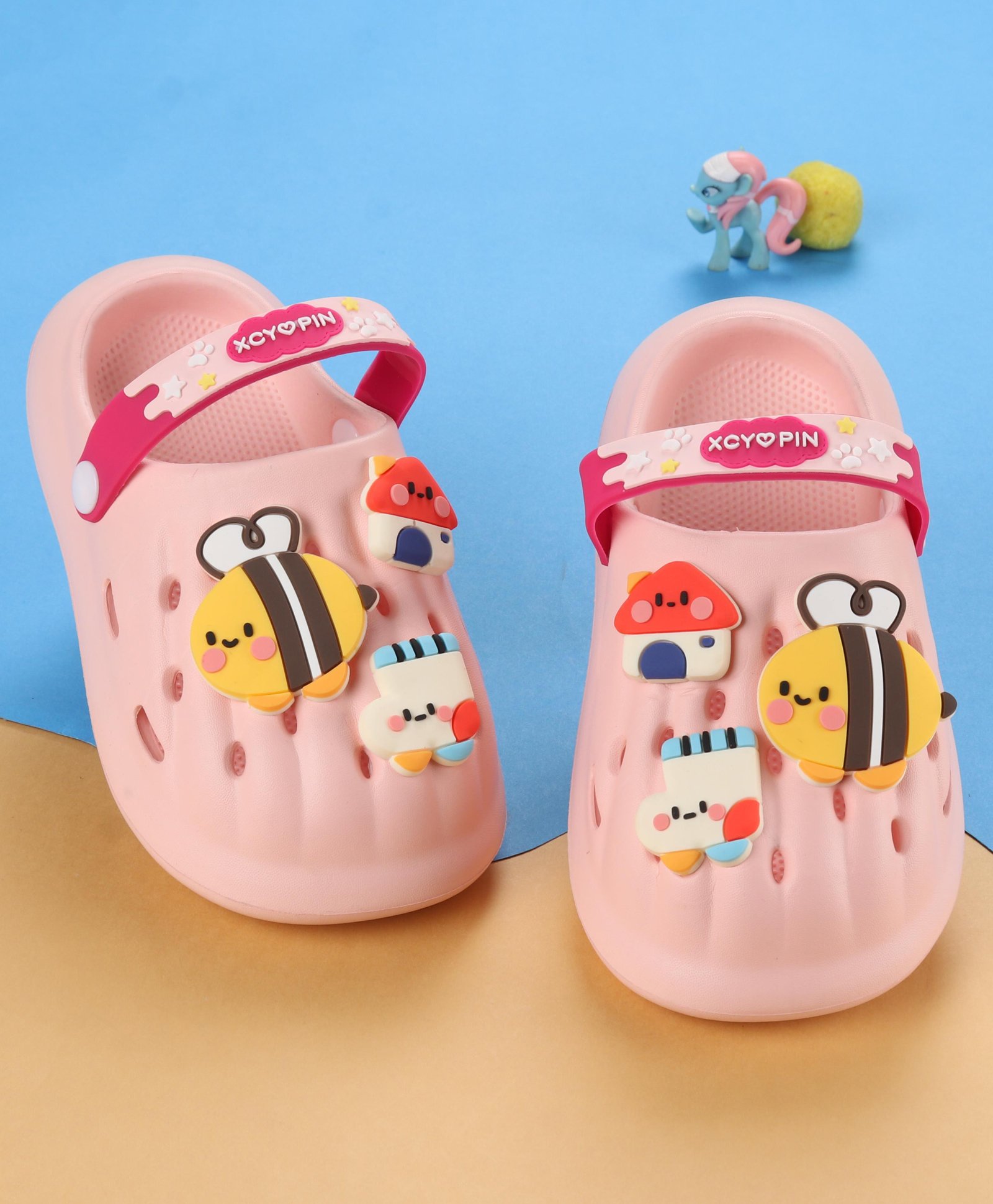 Oh! Pair Back Strap Closure Clogs With Honey Bee Applique- Pink-image-29