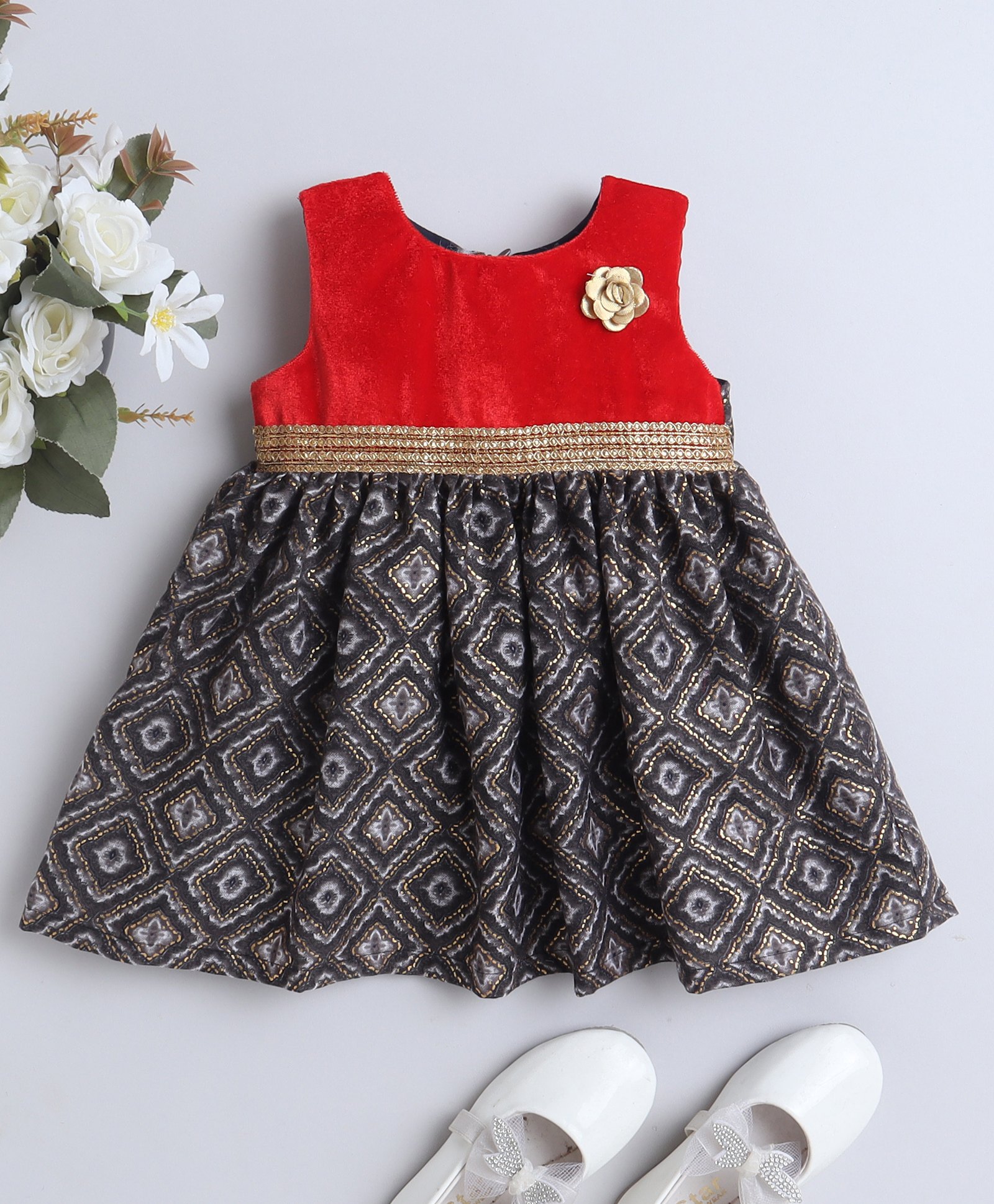 Many frocks & Sleeveless Abstract Foil Printed & Rose Applique Detailed Dress - Black & Red-image-26