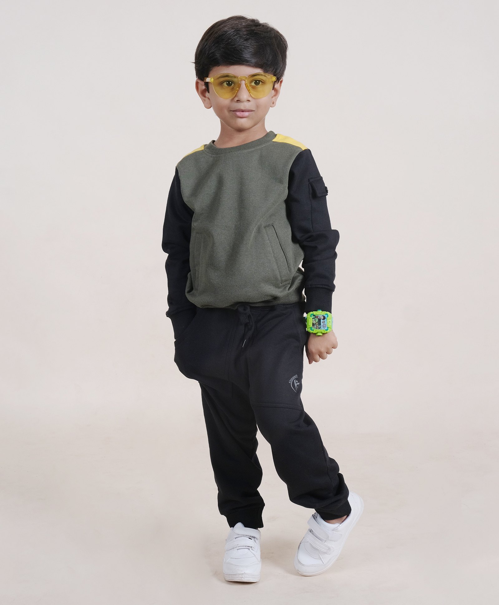 Kiddopanti Fleece Full Sleeves Pocket Detailed Cut & Sew Sweatshirt With Solid Joggers Set - Black & Grey-picture-36