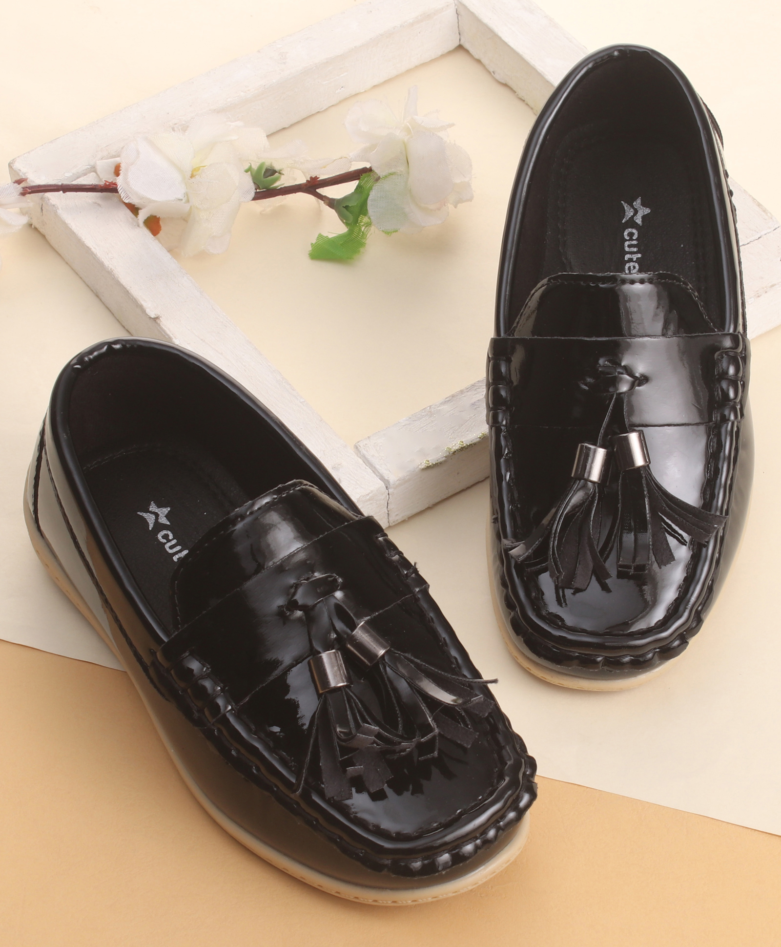 Cute Walk by Babyhug Slip On Loafers with Tassels Applique - Black-picture-21