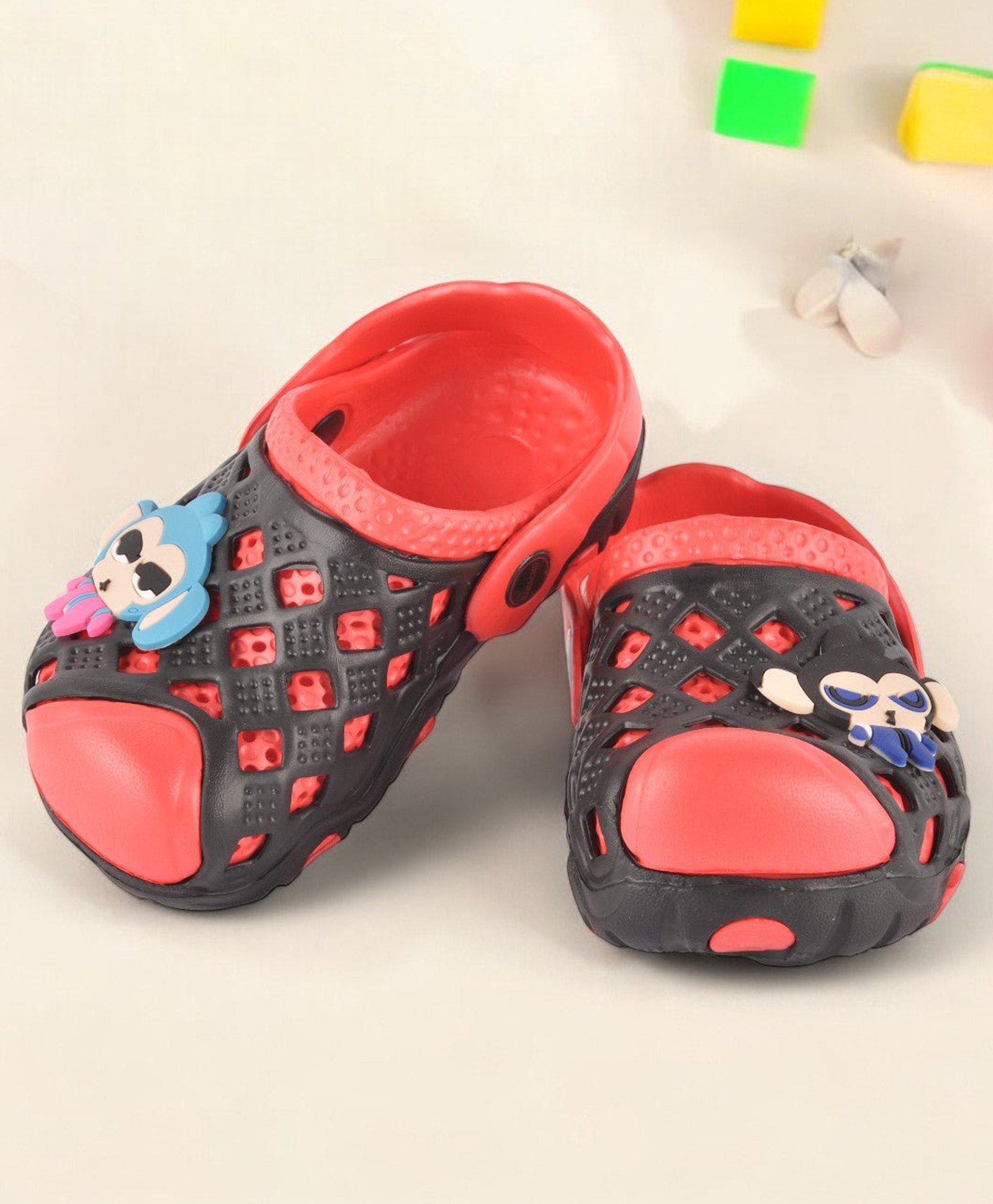 Yellow Bee Cartoon Jibbitz Applique Detailed Clogs - Black & Red-image-17
